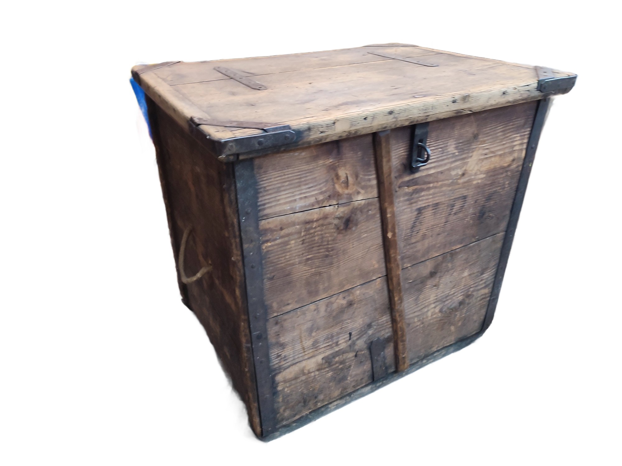 Holzkiste mit Metallbeschlag