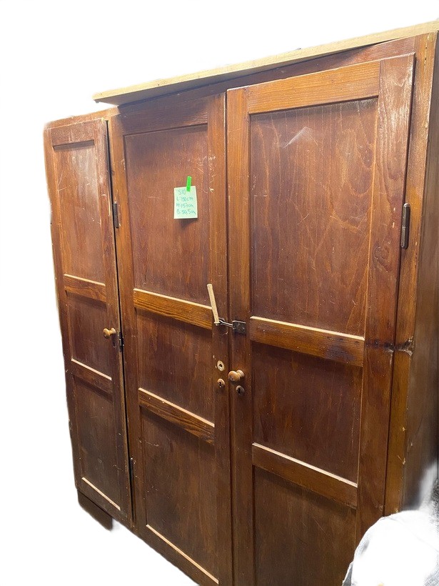 Alter Holzschrank