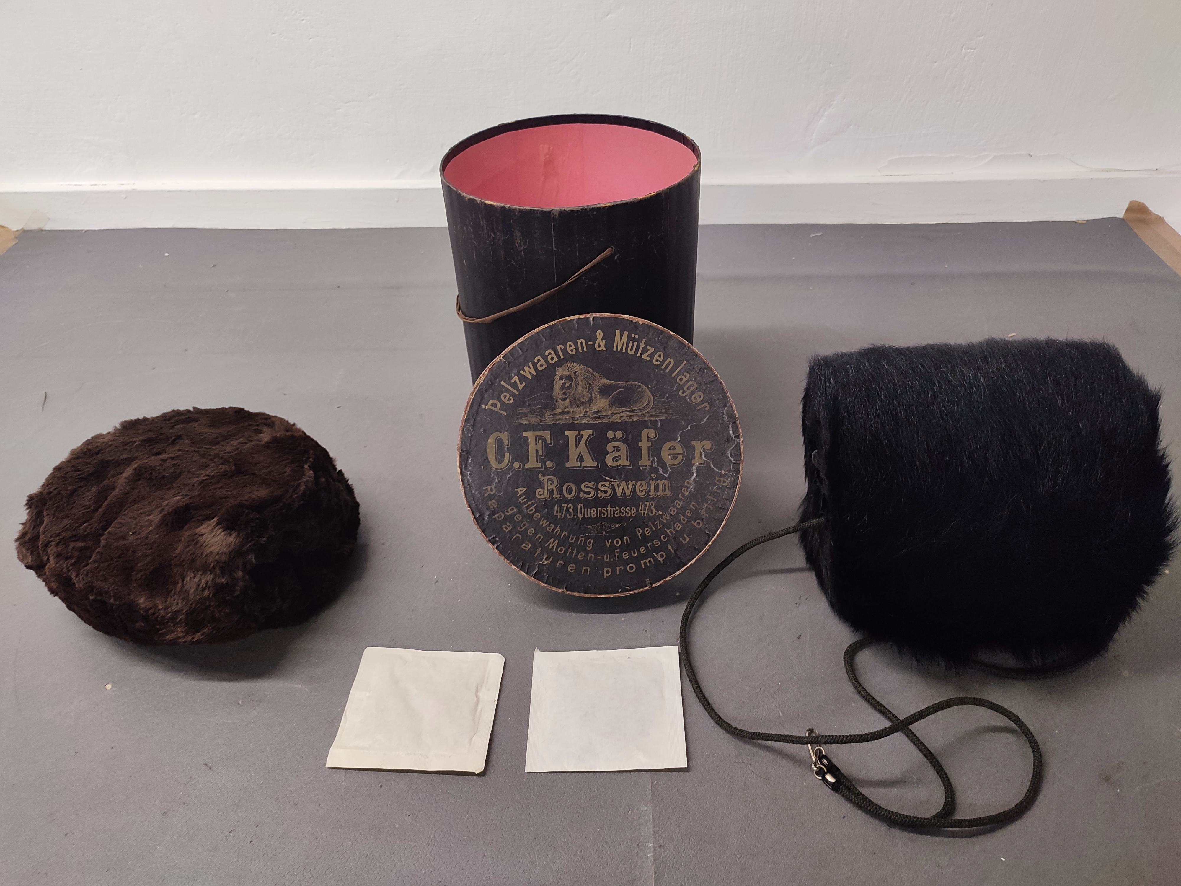Pelzwaren Schachtel mit 2 Muffs